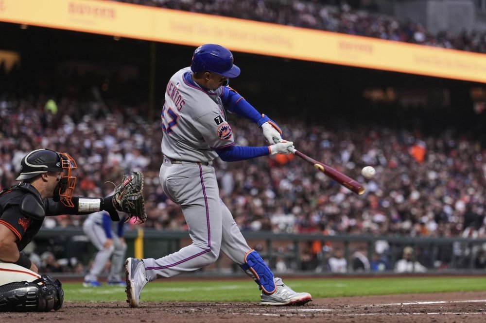 New York Mets' Mark Vientos hits a two-run double during the sixth inning of a baseball game against the San Francisco Giants, Saturday, July 26, 2025, in San Francisco. (AP Photo/Godofredo A. Vásquez)