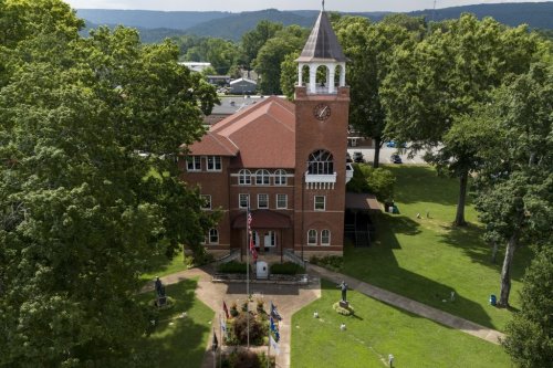 The The Rhea County courthouse where the Scopes Monkey Trial occured in 1925 is seen, Tuesday, July 8, 2025, in Dayton, Tenn. (AP Photo/Mike Stewart)