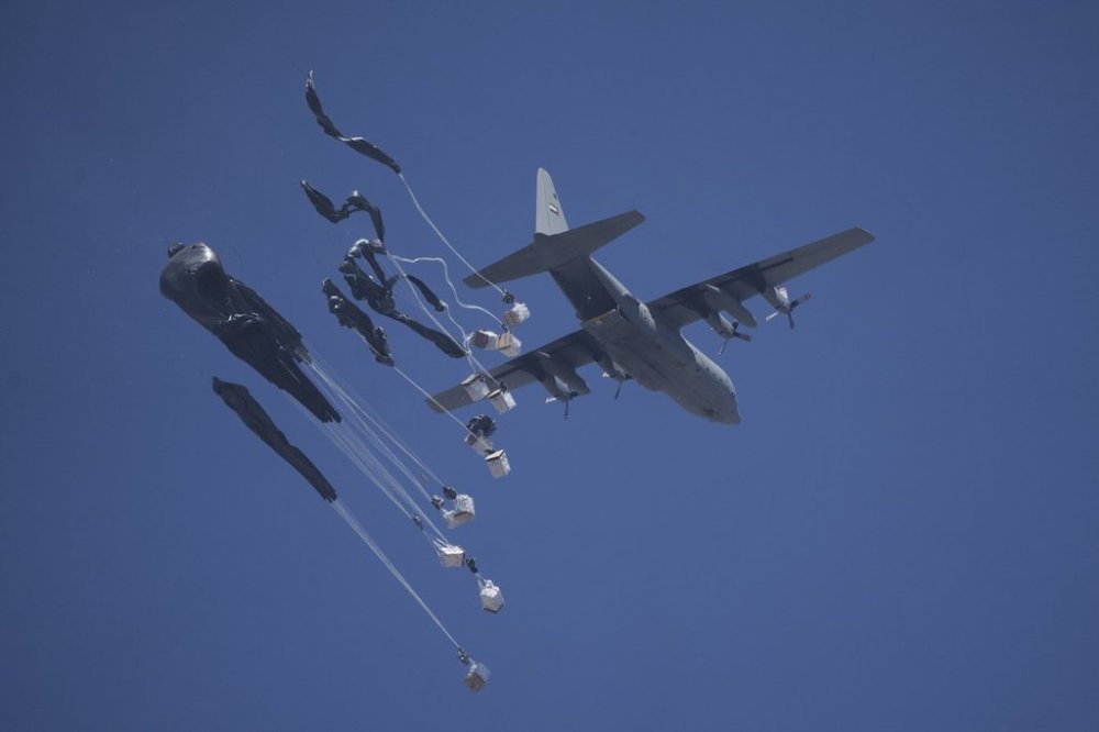 Humanitarian aid is airdropped to Palestinians over Gaza City, Gaza Strip, Sunday, July 27, 2025. (AP Photo/Jehad Alshrafi)