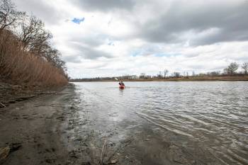 MIKAELA MACKENZIE / FREE PRESS 	 Dave Taylor kayaks on the Red River on Thursday, May 1, 2025. Dave Taylor is a local teacher who has written several op-eds drawing attention to sewers and pollution issues in the city. For JS story. Winnipeg Free Press 2025