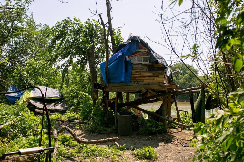 BROOK JONES/FREE PRESS
An encampment, including a tree house is pictured on the bank of the Red River along the North Winnipeg Parkway near Waterfront Drive in Winnipeg, Man., Tuesday, June 24, 2025.