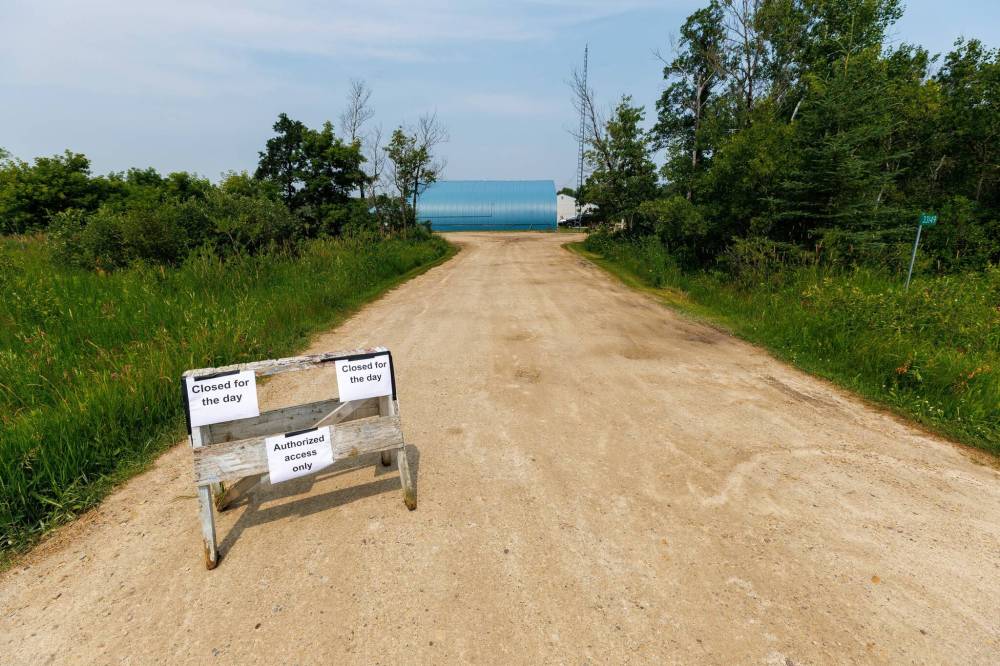 MIKE DEAL / FREE PRESS
Signs indicating the closure of Harv’s Air flight school just north of where the planes crashed south of Steinbach Tuesday.