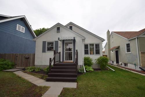 TODD LEWYS PHOTOS / FREE PRESS
                                The compact, impeccably maintained bungalow offers over 1,100 sq. ft. of total living space including the finished lower level.