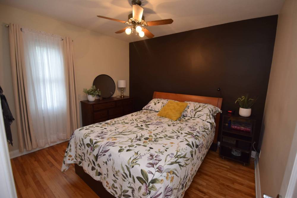 TODD LEWYS PHOTOS / FREE PRESS
The primary bedroom is a cosy retreat.