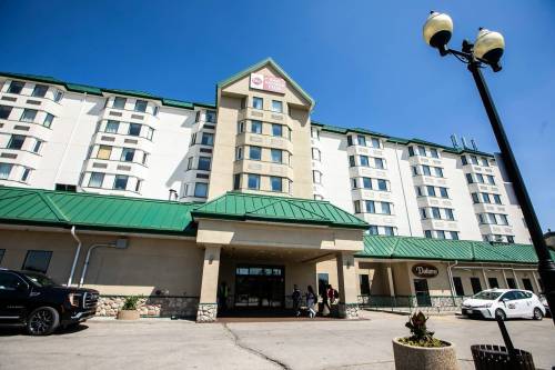 MIKAELA MACKENZIE / FREE PRESS
                                The Best Western airport hotel, where many evacuees from northern Manitoba are staying, in Winnipeg on Wednesday.