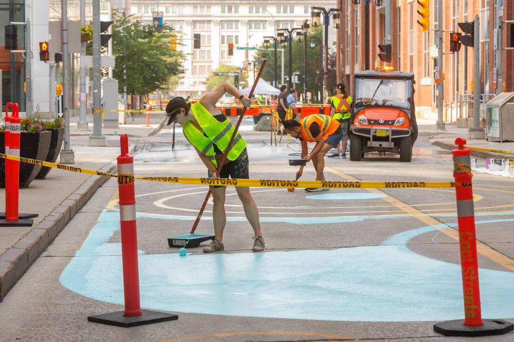 MIKE DEAL / FREE PRESS
The work is funded by Bloomberg Philanthropies, which gave just 10 cities in North America US$100,000 under its Asphalt Art Initiative.