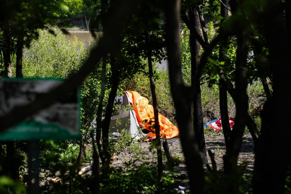 MIKAELA MACKENZIE / FREE PRESS FILES
Tents by the river on Waterfront Drive on May 22.