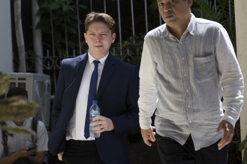 U.S. citizen William Wallace Molyneaux V of Brooksville, Fla., left, who is charged with importing drugs to Indonesia, walks with his lawyer upon arrival for a hearing at the district court in Denpasar, Bali, Indonesia on Tuesday, Aug. 5, 2025. (AP Photo/Firdia Lisnawati)