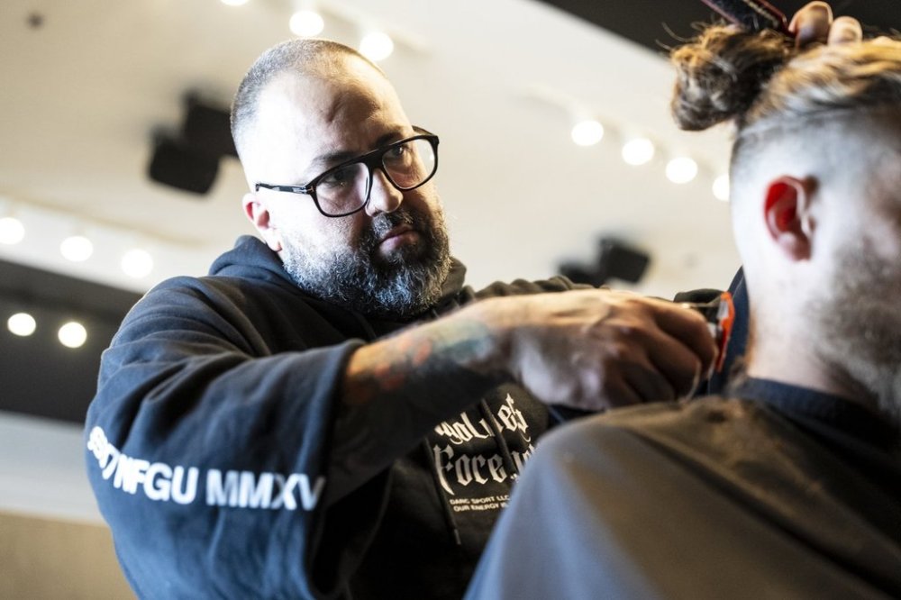Pierre-Luc Bergeron, barber and owner of Salon Looké, cuts hair in Laval, Quebec, on Friday, August 1, 2025. THE CANADIAN PRESS/Christopher Katsarov