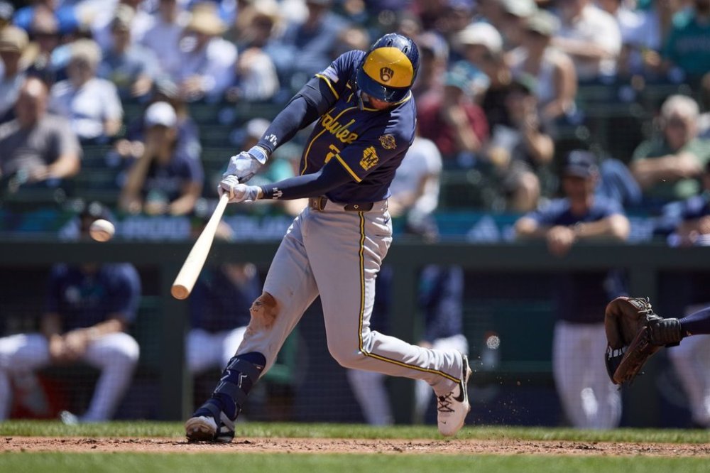 Milwaukee Brewers' Brice Turang hits a two-run double during the seventh inning of a baseball game against the Seattle Mariners, Wednesday, July 23, 2025, in Seattle. (AP Photo/John Froschauer)