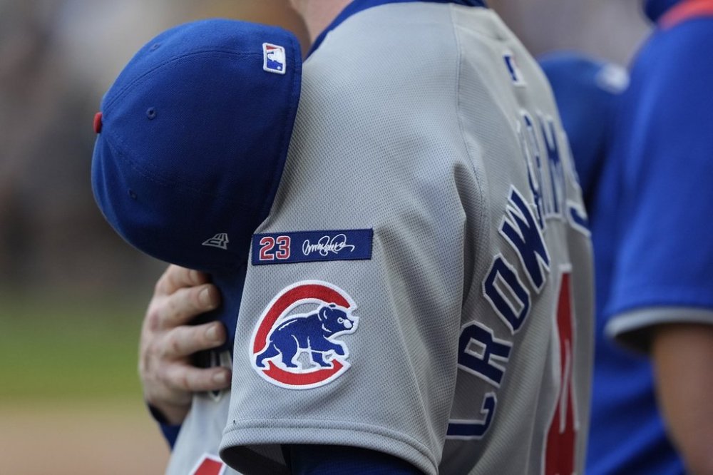 Chicago Cubs' Pete Crow-Armstrong wears a patch honoring Ryne Sandberg before a baseball game against the Milwaukee Brewers, Tuesday, July 29, 2025, in Milwaukee. (AP Photo/Aaron Gash)