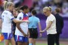 England's Jess Carter speaks to England head coach Sarina Wiegman during the Euro 2025, group D, soccer match between England and the Netherlands at Stadion Letzigrund in Zurich, Switzerland, Wednesday, July 9, 2025. (AP Photo/Alessandra Tarantino)