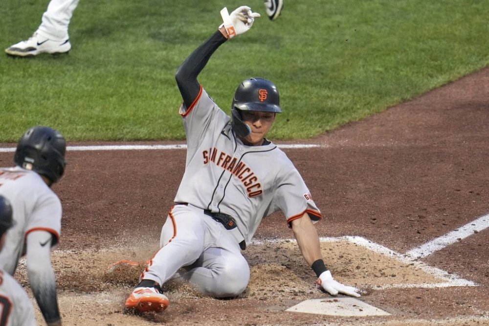 San Francisco Giants' Jung Hoo Lee scores the second of two runs on a single by Patrick Bailey singles off Pittsburgh Pirates pitcher Braxton Ashcraft during the sixth inning of a baseball game in Pittsburgh, Tuesday, Aug. 5, 2025. (AP Photo/Gene J. Puskar)
