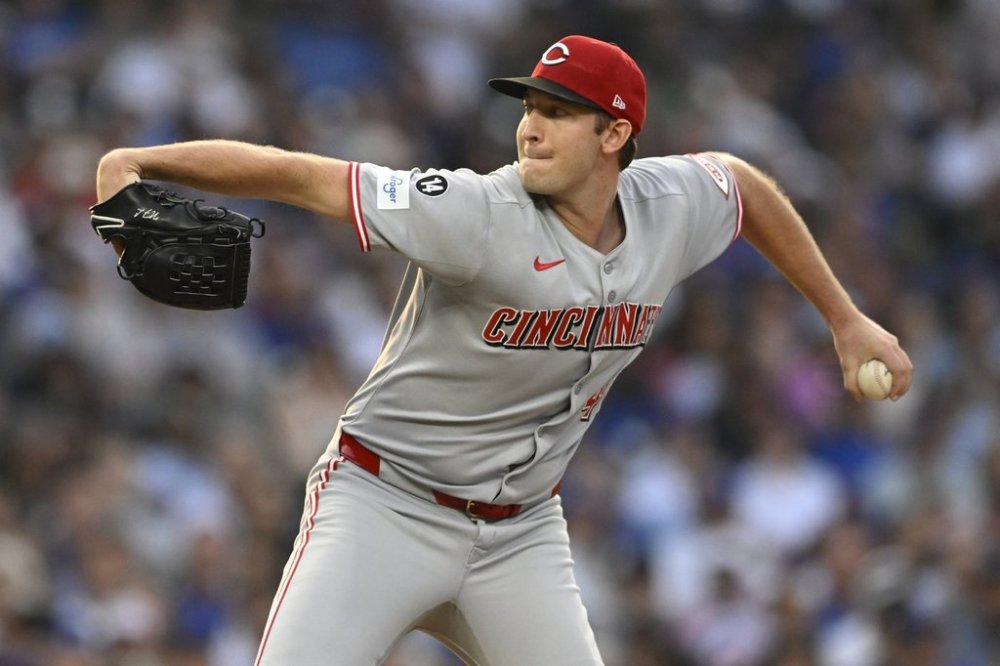 Cincinnati Reds starter Nick Lodolo delivers a pitch during the first inning of a baseball game against the Chicago Cubs Monday, Aug. 4, 2025, in Chicago. (AP Photo/Paul Beaty)