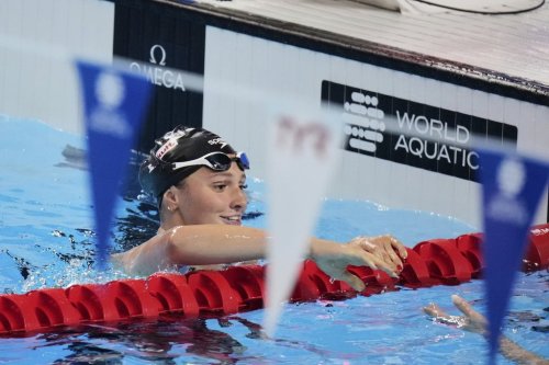 Summer McIntosh of Canada reacts after winning the gold medal in the women's 200-meter individual medley final at the World Aquatics Championships in Singapore, Monday, July 28, 2025. (AP Photo/Lee Jin-man)