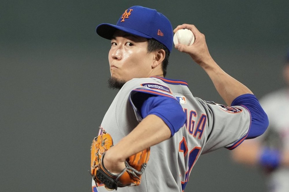 New York Mets starting pitcher Kodai Senga throws during the second inning of a baseball game against the Kansas City Royals, Friday, July 11, 2025, in Kansas City, Mo. (AP Photo/Charlie Riedel)