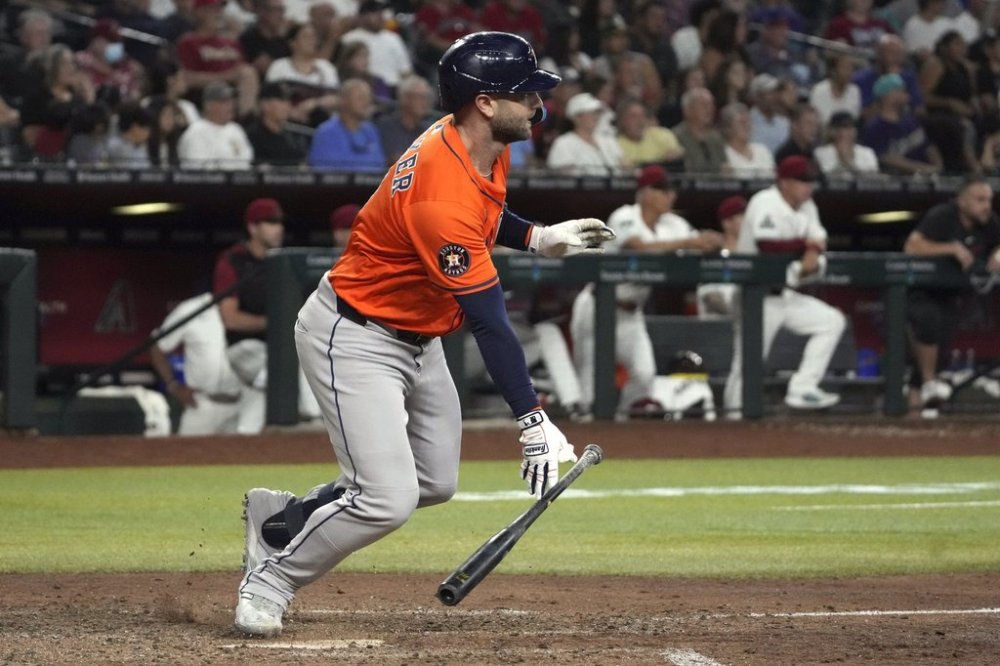 Houston Astros' Christian Walker hits an RBI single against the Arizona Diamondbacks in the ninth inning during a baseball game, Wednesday, July 23, 2025, in Phoenix. (AP Photo/Rick Scuteri)