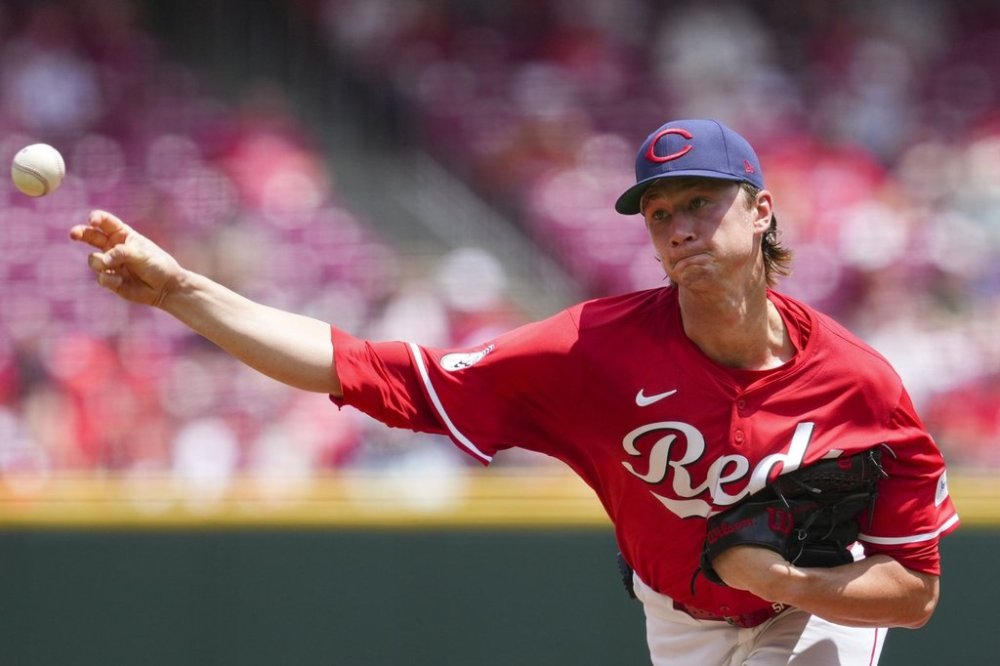 Cincinnati Reds pitcher Brady Singer throws during the third inning of a baseball game against the Tampa Bay Rays, Sunday, July 27, 2025, in Cincinnati. (AP Photo/Jeff Dean)