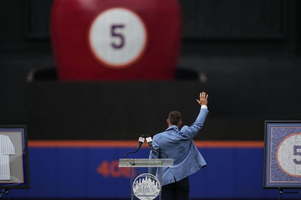 Former New York Mets third baseman David Wright waves during a ceremony ahead of a baseball game against the Cincinnati Reds, Saturday, July 19, 2025, in New York. (AP Photo/Yuki Iwamura)