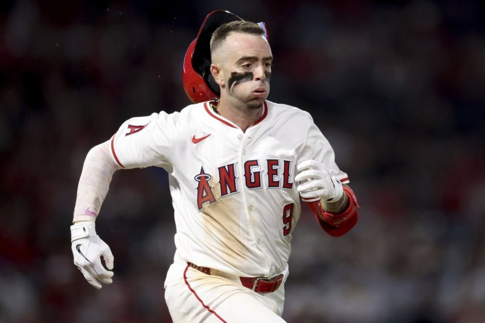 Los Angeles Angels' Zach Neto runs to first base during the eighth inning of a baseball game against the Seattle Mariners Friday, July 25, 2025, in Anaheim, Calif. (AP Photo/Eric Thayer)