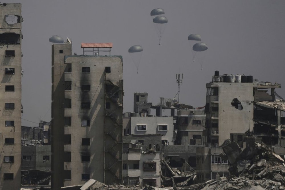 Humanitarian aid is airdropped to Palestinians over Gaza City, Gaza Strip, Monday, July 28, 2025. (AP Photo/Jehad Alshrafi)