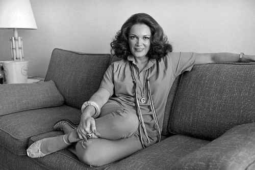 In this Nov. 27, 1978 file photo, singer Connie Francis poses for a portrait in Los Angeles. (AP Photo/Wally Fong, File)