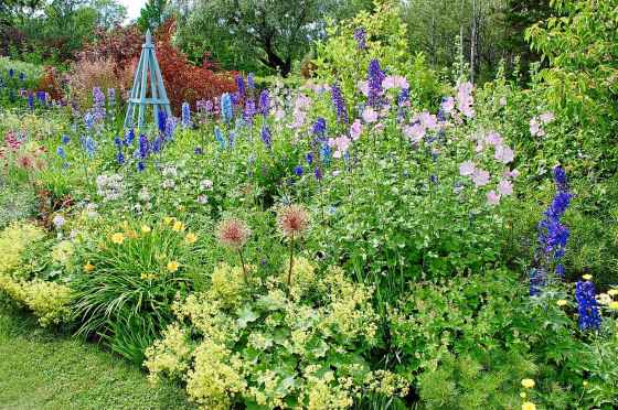 Garden tours are in full swing. (Val Thomson photo)