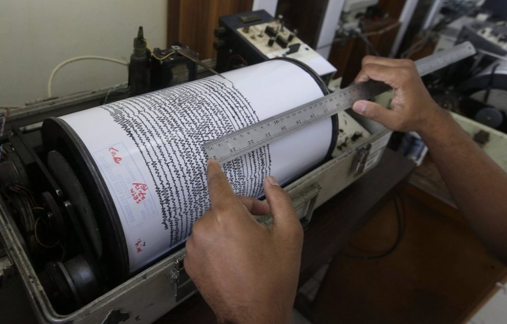 An official looks a seismograph at an observation post in Carita, Indonesia, Thursday, Dec. 27, 2018. THE CANADIAN PRESS/AP-Achmad Ibrahim