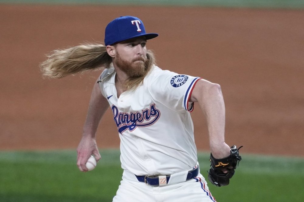 Texas Rangers relief pitcher Jon Gray throws to the Athletics in the sixth inning of a baseball game, Wednesday, July 23, 2025, in Arlington, Texas. (AP Photo/Tony Gutierrez)