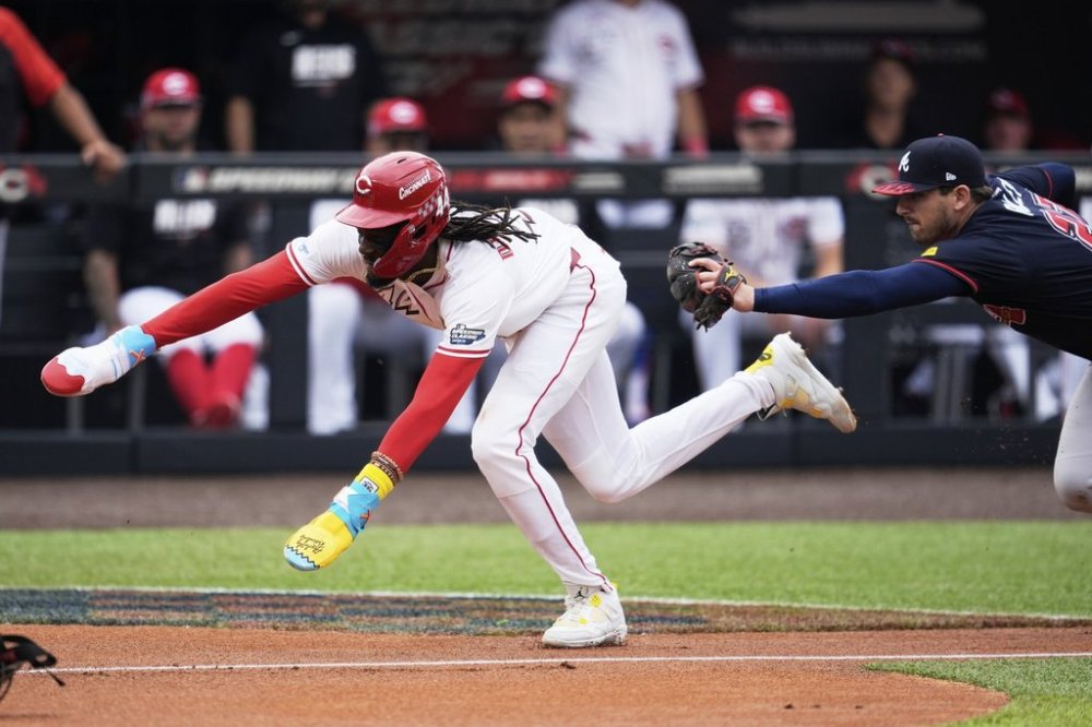 Cincinnati Reds' Elly De La Cruz is tagged out by Atlanta Braves third base Austin Riley during the first inning of the MLB Speedway Classic baseball game at Bristol Motor Speedway in Bristol, Tenn., Sunday, Aug. 3, 2025. Play was resumed today after yesterday's weather delay. (AP Photo/George Walker IV)