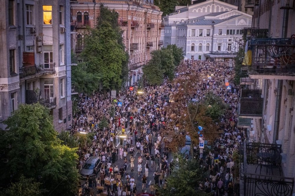 Thousands of people protest against a law targeting anti-corruption institutions near the President's Office in Kyiv, Ukraine, Wednesday, July 23, 2025.(AP Photo/Dan Bashakov)
