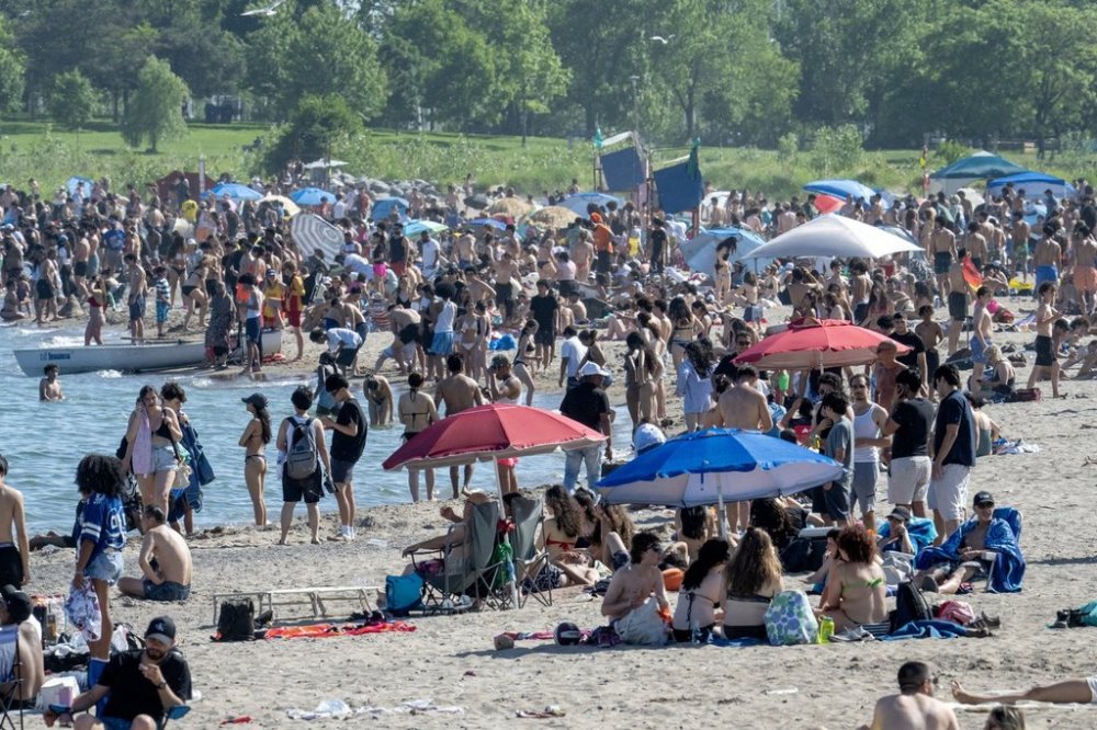A packed Toronto beach on Monday June 23, 2025. THE CANADIAN PRESS/Frank Gunn