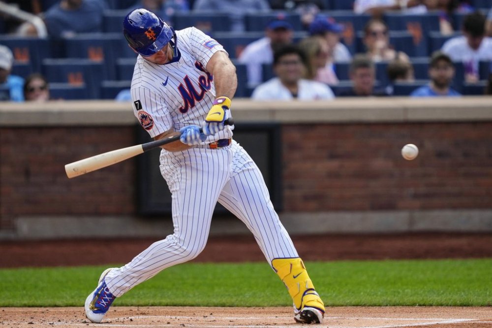 New York Mets' Pete Alonso (20) hits a single during the first inning of a baseball game against the Cincinnati Reds, Saturday, July 19, 2025, in New York. (AP Photo/Yuki Iwamura)