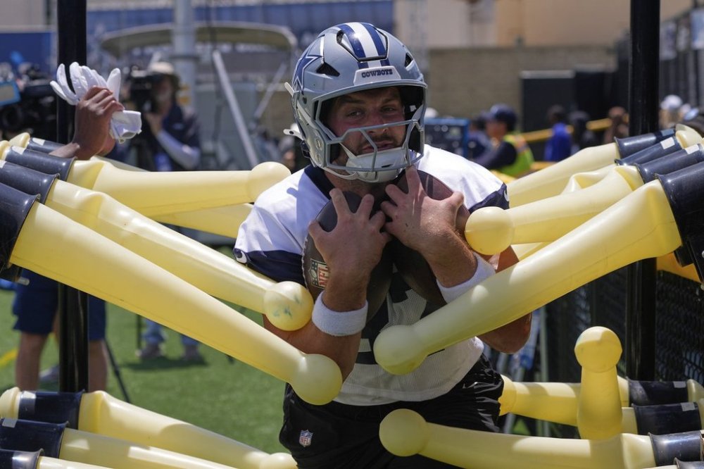 Dallas Cowboys tight end Jake Ferguson runs a drill during training camp Saturday, July 26, 2025, in Oxnard, Calif. (AP Photo/Mark J. Terrill)
