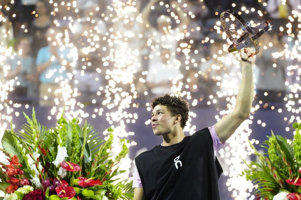 American Ben Shelton lifts the trophy as he celebrates his win over Karen Khachanov of Russia in the National Bank Open final in Toronto on Thursday, Aug. 7, 2025. THE CANADIAN PRESS/Frank Gunn