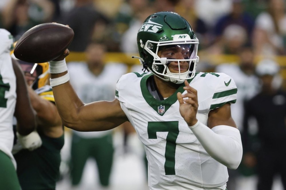 New York Jets' Justin Fields thorws during the first half of a preseason NFL football game against the Green Bay Packers Saturday, Aug. 9, 2025, in Green Bay, Wis. (AP Photo/Mike Roemer)
