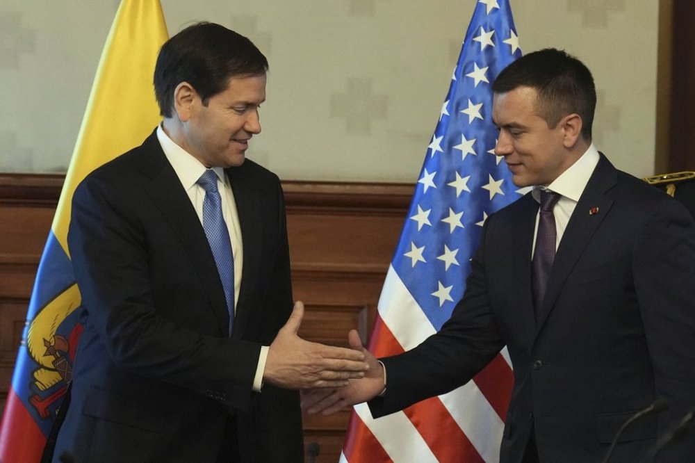 U.S. Secretary of State Marco Rubio and Ecuador's President Daniel Noboa shake hands at the presidential palace in Quito, Ecuador, Thursday, Sep. 4, 2025. (AP Photo/Jacquelyn Martin, pool)