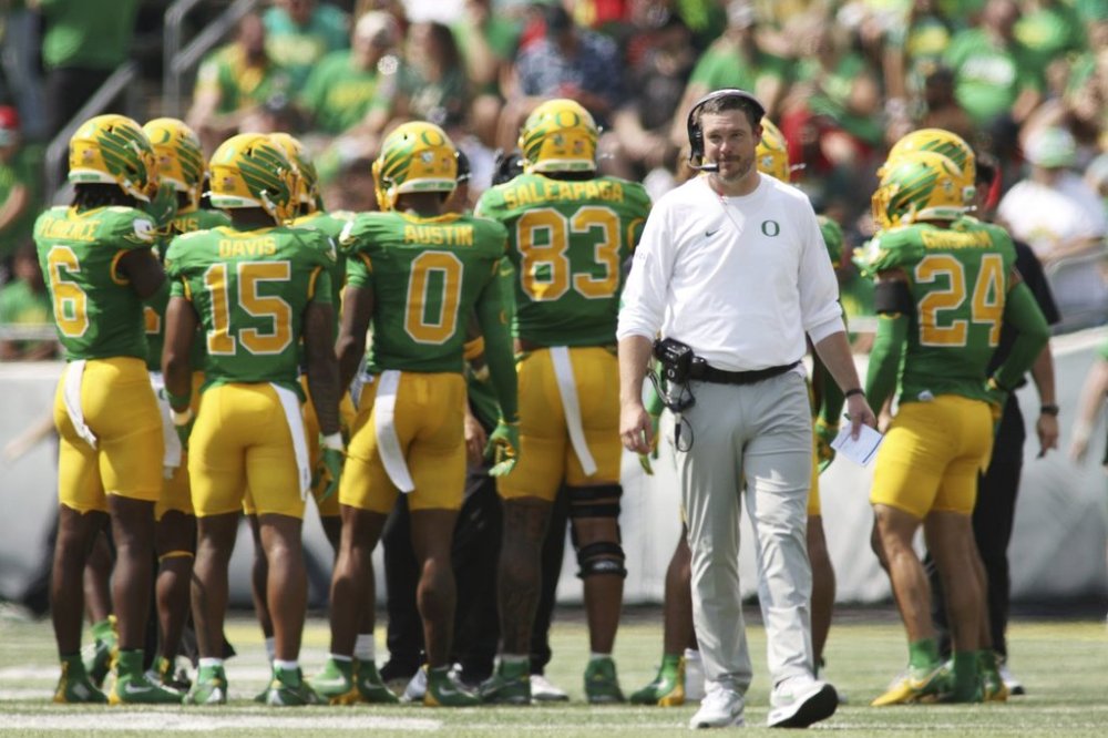 Oregon head coach Dan Lanning, front right, walks away from a huddle during the first half of an NCAA college football game against Montana State, Saturday, Aug. 30, 2025, in Eugene, Ore. (AP Photo/Lydia Ely)