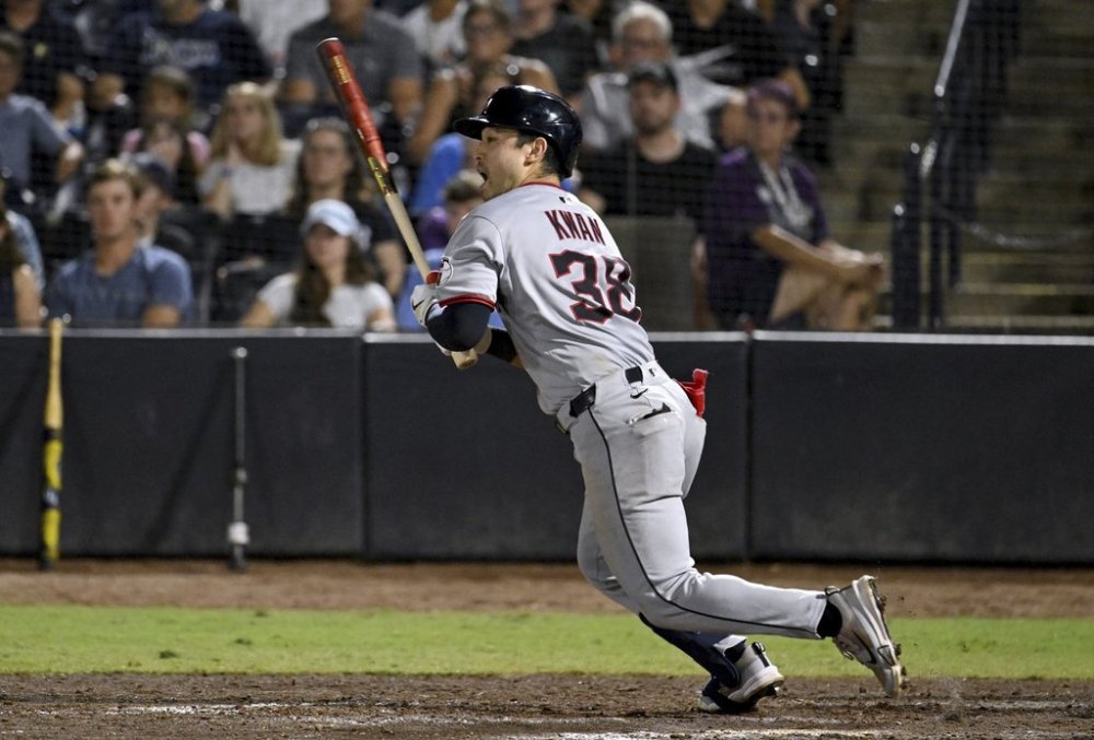 Cleveland Guardians' Steven Kwan hits an RBI infield single during the ninth inning of a baseball game against the Tampa Bay Rays, Saturday, Sept. 6, 2025, in Tampa, Fla. (AP Photo/Jason Behnken)