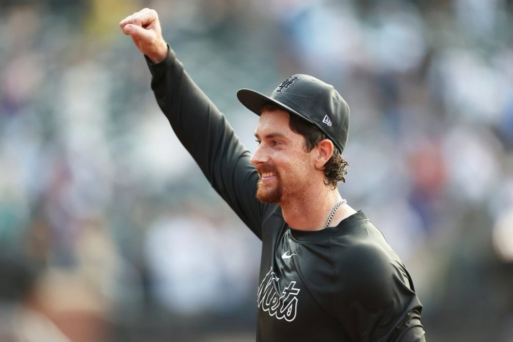 New York Mets pitcher Nolan McLean gestures to the crowd after a win in a baseball game against the Seattle Mariners, Saturday, Aug. 16, 2025, in New York. (AP Photo/Heather Khalifa)