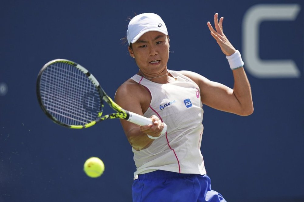 Janice Tjen, of Indonesia, returns a shot to Veronika Kudermetova, of Russia, during the first round of the US Open tennis championships, Sunday, Aug. 24, 2025, in New York. (AP Photo/Frank Franklin II)