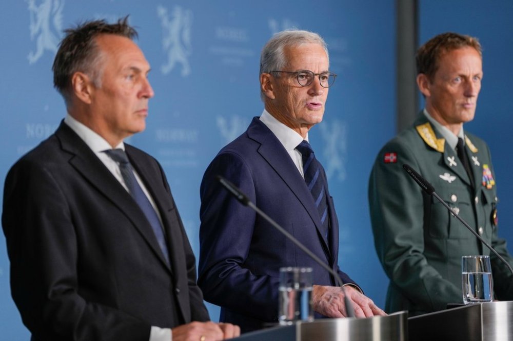 Norway's Prime Minister Jonas Gahr Store, centre, flanked by Norway's Minister of Defence Tore O. Sandvik, left, and Chief of Defence Eirik Kristoffersen, reports on the status of the purchase of frigates from the United Kingdom, at the Prime Minister's Office in Oslo, Sunday, Aug. 31, 2025. (Rodrigo Freitas/NTB Scanpix via AP)