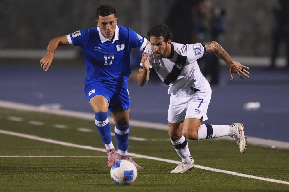 El Salvador's Styven Vasquez, left, and Guatemala's Aaron Herrera vie for the ball during a World Cup 2026 qualifying soccer match in Guatemala City, Thursday, Sept. 4, 2025. (AP Photo/Moises Castillo)
