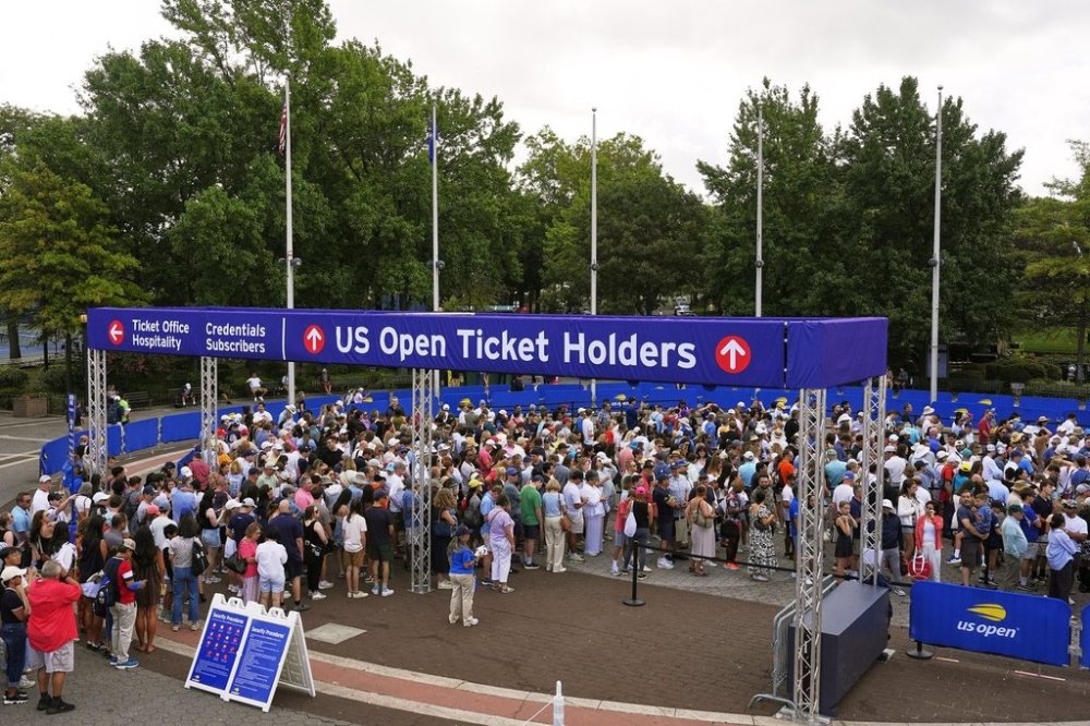 Spectators wait for gates to open at the Billie Jean King National Tennis Center for the first round of the US Open tennis championships, Sunday, Aug. 24, 2025, in New York. (AP Photo/Yuki Iwamura)
