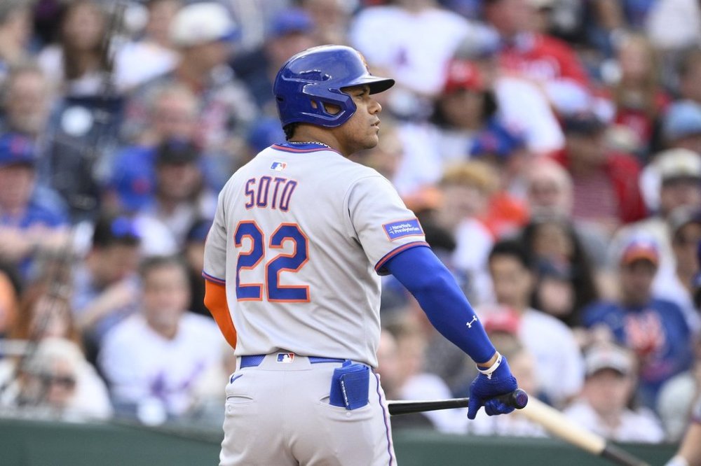 New York Mets' Juan Soto walks back to the dugout after he struck out during the seventh inning of a baseball game against the Washington Nationals, Thursday, Aug. 21, 2025, in Washington. (AP Photo/Nick Wass)