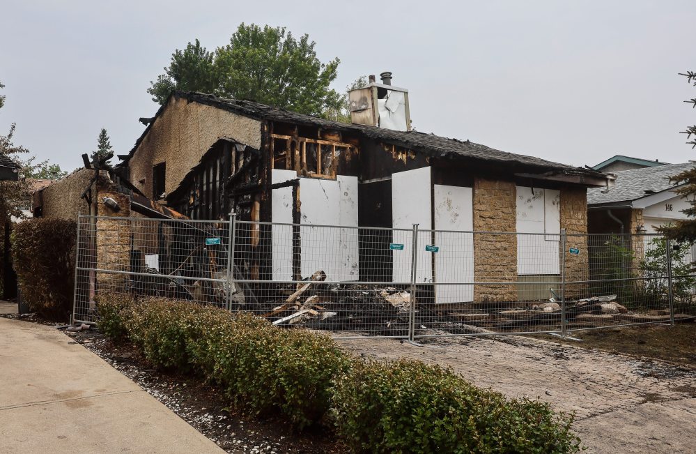 JOHN WOODS / FREE PRESS
A home on Southwalk Bay in St. Vital was gutted by fire on Sunday night.