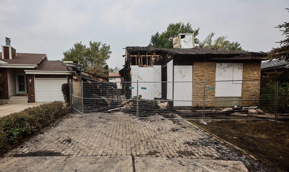 JOHN WOODS / FREE PRESS
The fire had spread to a neighbouring house by the time firefighters arrived on scene.