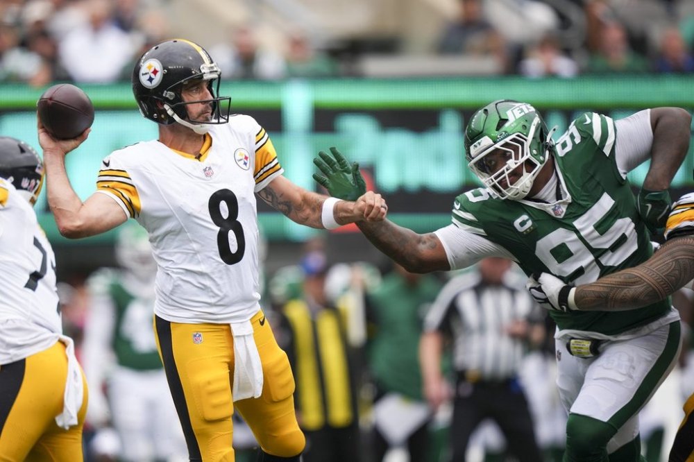 Pittsburgh Steelers quarterback Aaron Rodgers (8) makes a throw as New York Jets defensive tackle Quinnen Williams (95) tries to get to him during the first half of an NFL football game Sunday, Sept. 7, 2025, in East Rutherford, N.J. (AP Photo/Matt Slocum)