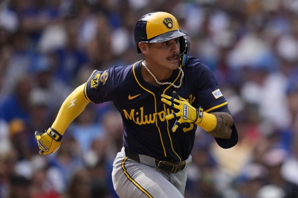 Milwaukee Brewers' Joey Ortiz runs to first after hitting a one-run single during the eighth inning of the first baseball game of a split doubleheader against the Chicago Cubs, Monday, Aug. 18, 2025, in Chicago. (AP Photo/Erin Hooley)