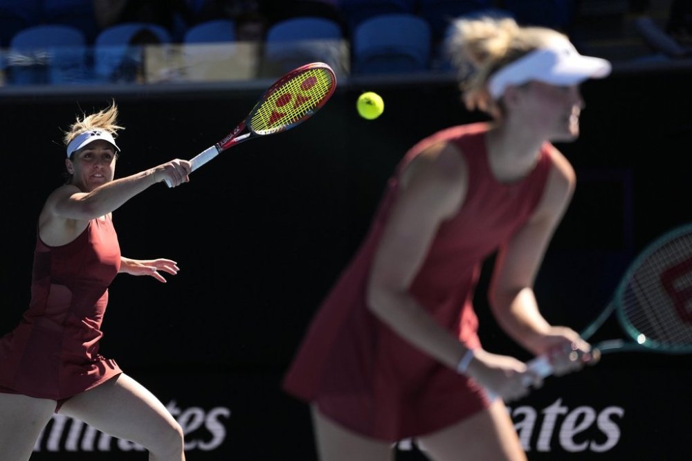 Canada's Gabriela Dabrowski, left, and partner Erin Routliffe of New Zealand in action during their women's doubles semifinal against Hsieh Su-Wei of Taiwan and Jelena Ostapenko of Latvia at the Australian Open tennis championship in Melbourne, Australia, on Friday, Jan. 24, 2025. (AP Photo/Ng Han Guan)